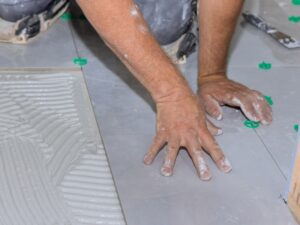 Jak wybrać klej do płytek?