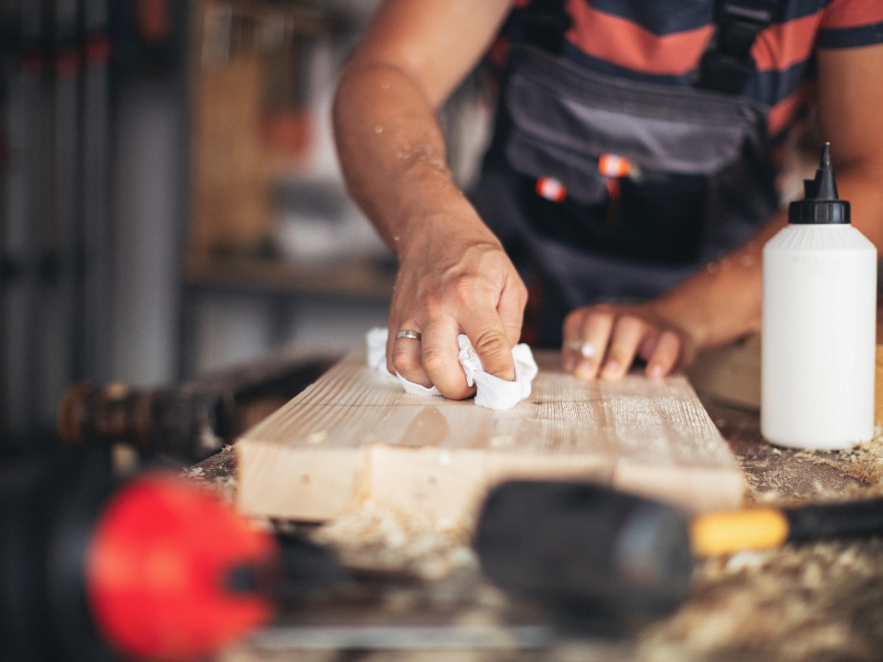 czyszczony stół, obok klej do drewna